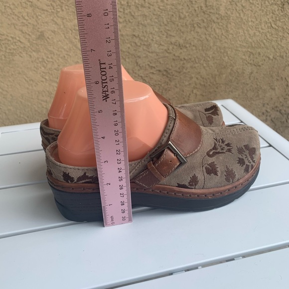 Klogs taupe suede and brown leather embroidered clogs mules size 7.5M - Picture 5 of 15